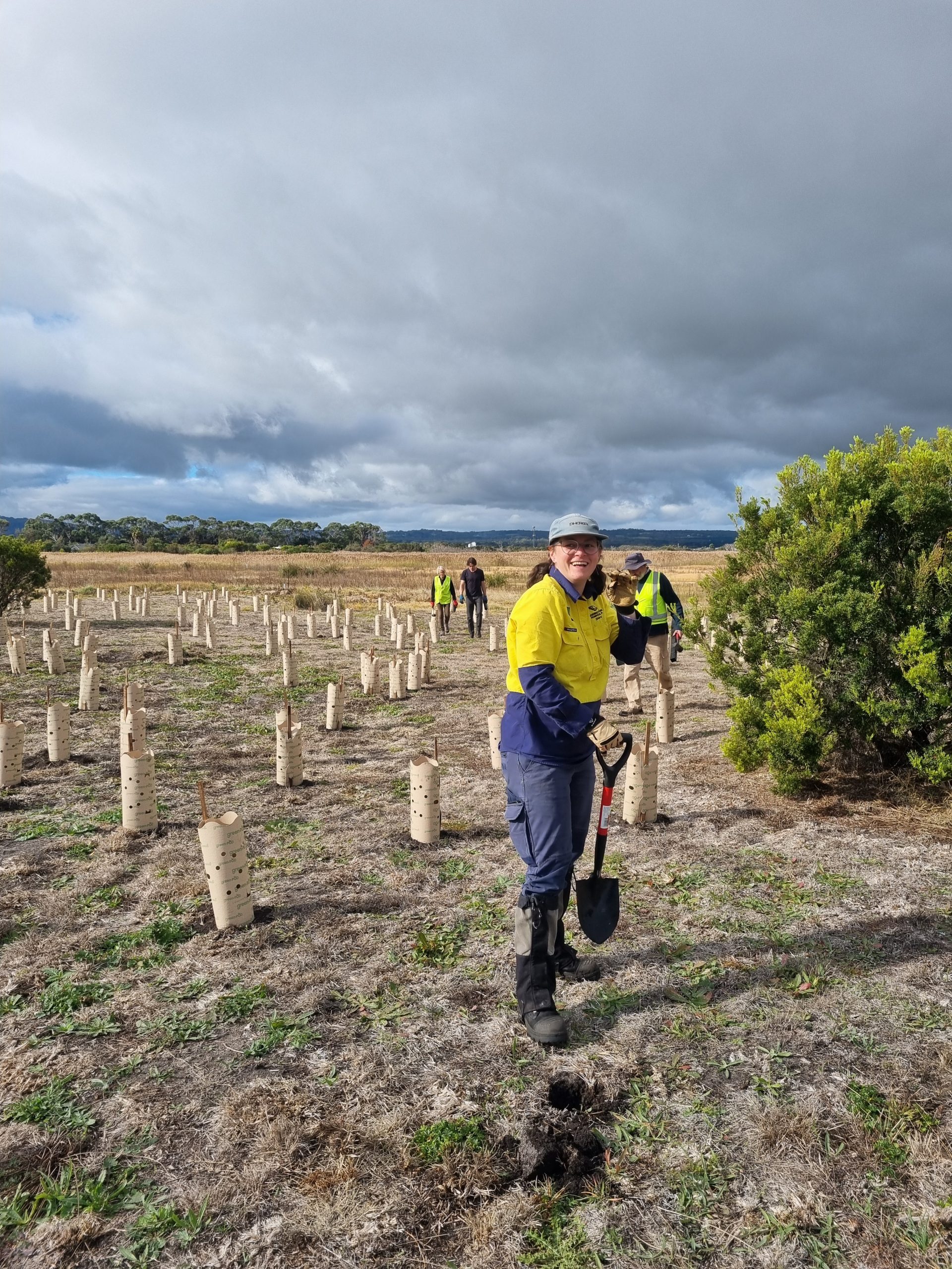Kelsey Matthews (Naturelinks) Planting with volunteers
